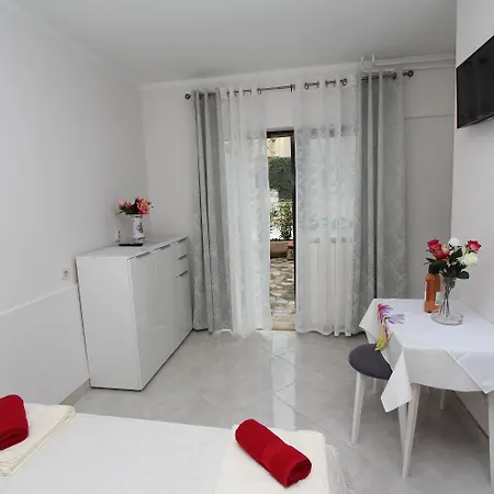 Cozy Studio-apartment Nur 15 Gehminuten Zum Mit Grillbereich, Terrasse, Wifi