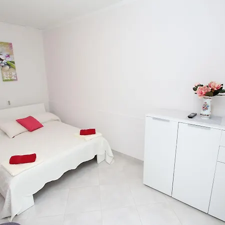 Cozy Studio-apartment Nur 15 Gehminuten Zum Mit Grillbereich, Terrasse, Wifi דירה *
