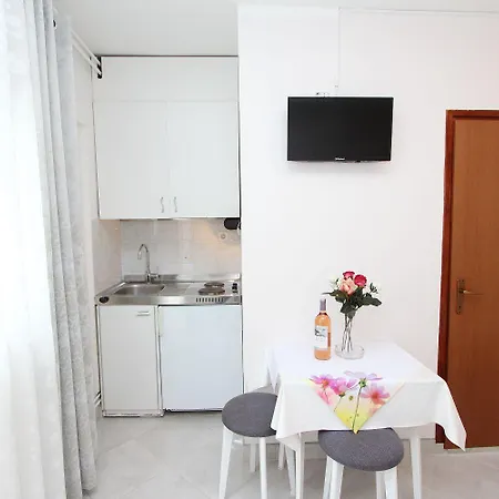 Cozy Studio-apartment Nur 15 Gehminuten Zum Mit Grillbereich, Terrasse, Wifi Apartment Rovinj