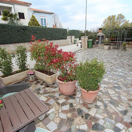 Cozy Studio-apartment Nur 15 Gehminuten Zum Mit Grillbereich, Terrasse, Wifi