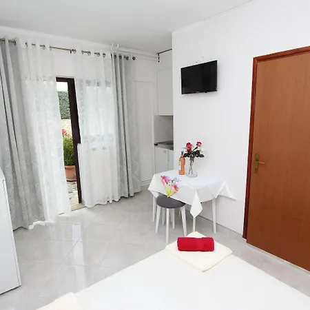 Cozy Studio-apartment Nur 15 Gehminuten Zum Mit Grillbereich, Terrasse, Wifi Apartment