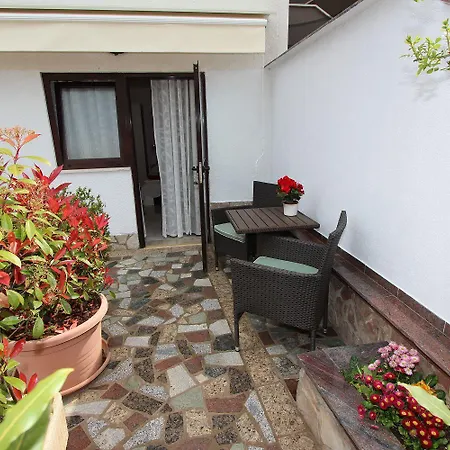 Cozy Studio-apartment Nur 15 Gehminuten Zum Mit Grillbereich, Terrasse, Wifi *